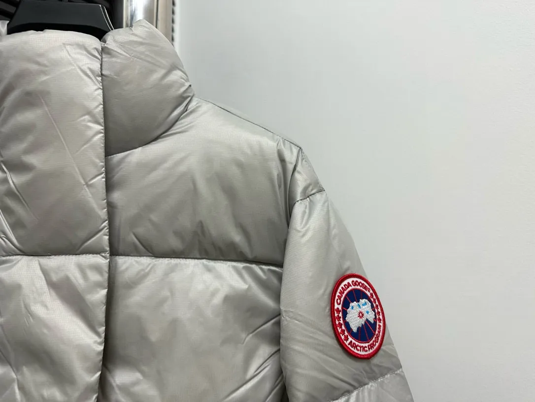 P720 [CANADA GOOSE] Cypress Women's Short Down Jacket 2256W The down collar enhances warmth and can better withstand bad weather. The short hem has an internal drawstring to adjust the tightness and block the cold wind. Embedded cuffs improve comfort and lock in heat. Dropped shoulder design and articulated sleeves allow for a good range of movement. Two external pockets: zippered hand pockets. ·Three interior pockets: two mesh drop-in pockets and one zippered pocket! Size: XS S M Color: Black Birch